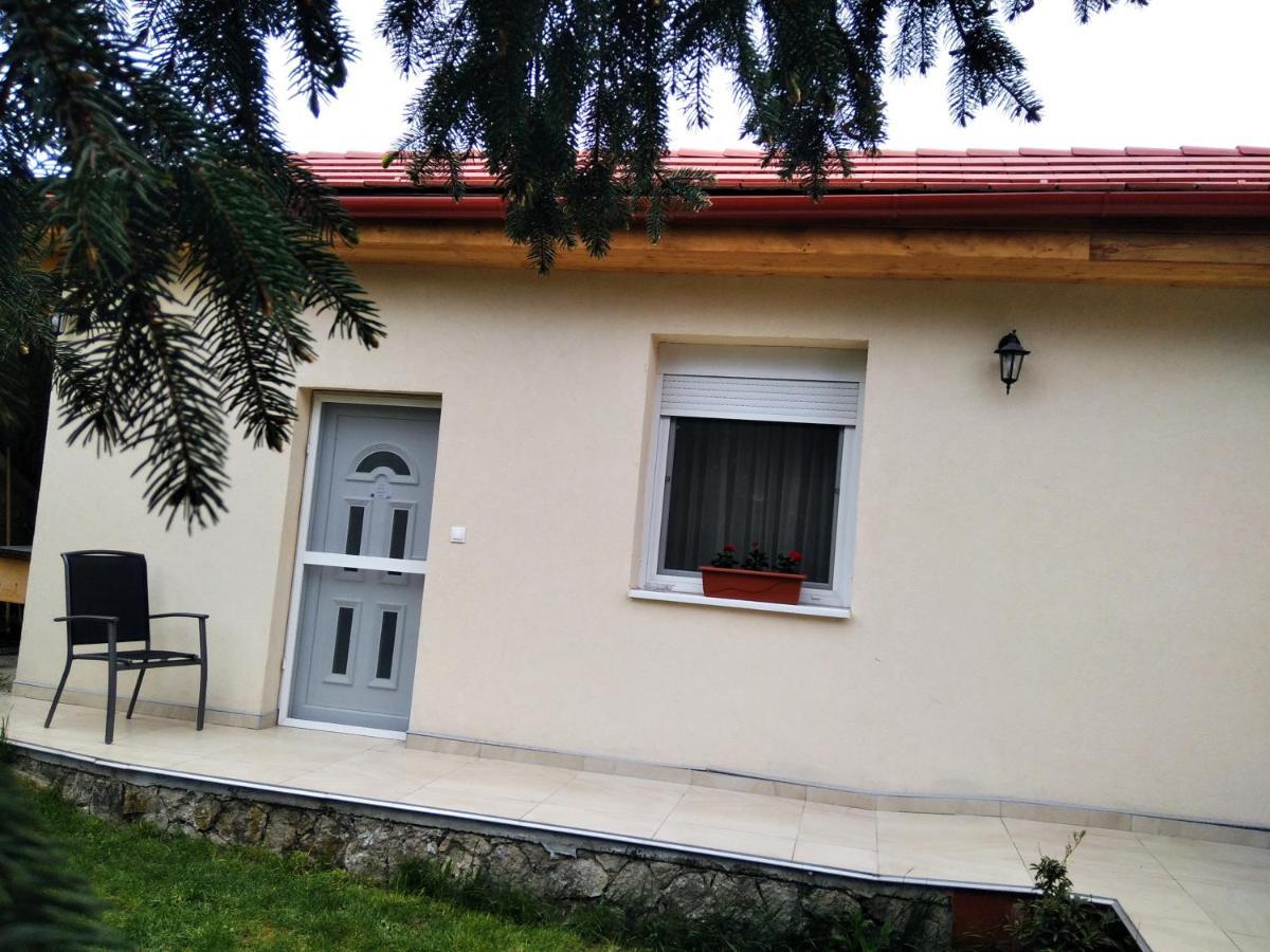 Esze Vendegszoba 塔塔 外观 照片